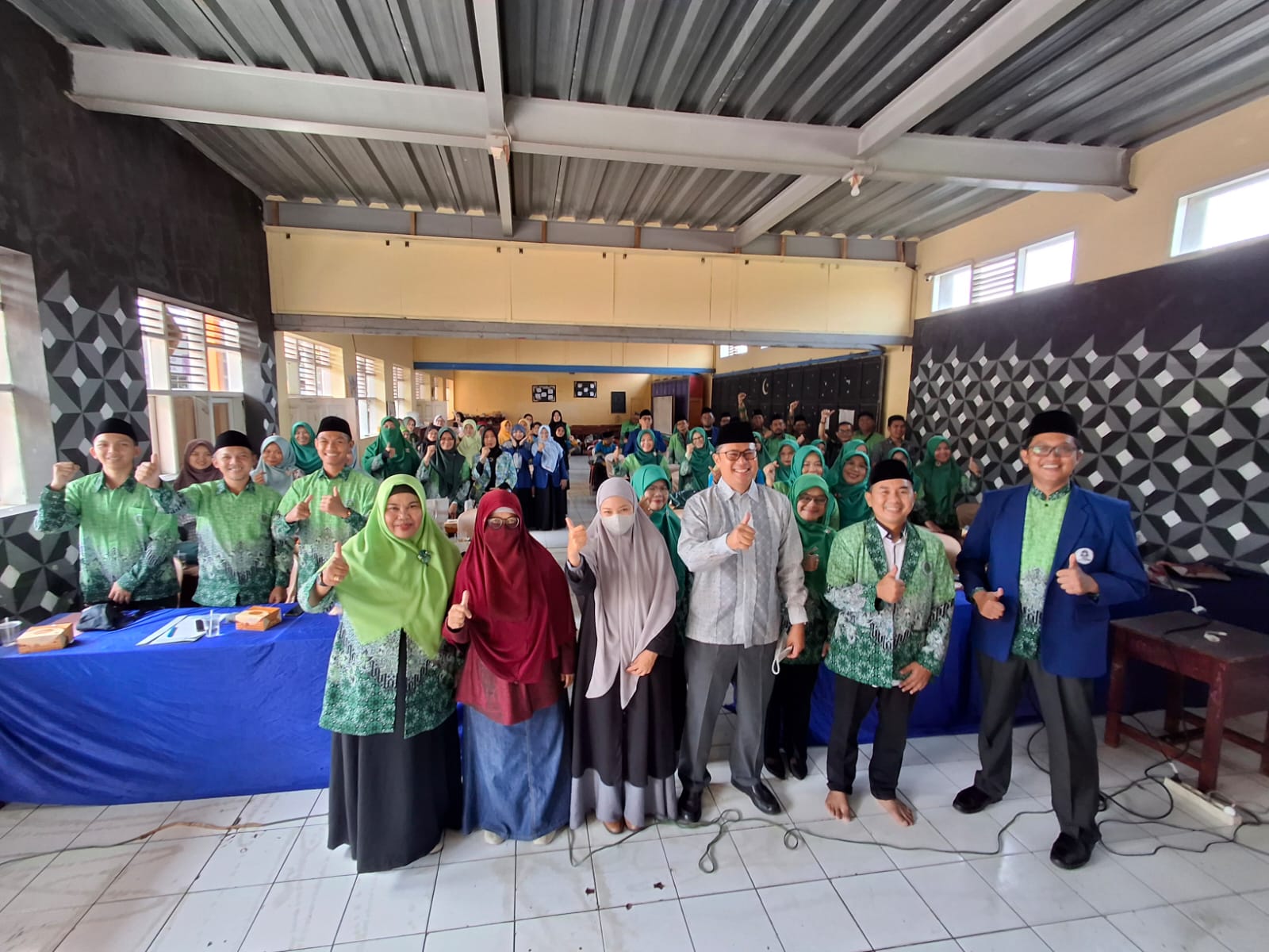 FOTO BERSAMA anggota PGM Kota Sukabumi usai menggelar pelantikan Ketua PC sekaligus FGD yang dilaksanakan di Aula MTs YLPI, Kecamatan Lembursitu, Kota Sukabumi, Kamis ( 23/5/2024).(FOTO : dok/radarsukabumi)