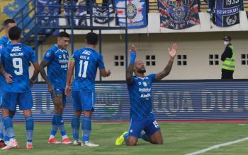 SELEBRASI : Penyerang Persib Bandung David Da Silva dan Ciro Alves saat melakukan selebrasi usai mencetak gol ke gawang Madura United di Laga Final Pertama di Stadion Si Jalak Harupat, Kecamatan Kutawaringin, Kabupaten Bandung, Minggu (26/5).(TAOFIK ACHMAD HIDAYAT/RADAR BANDUNG )
