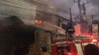 PENANGANAN: Sejumlah petugas Damkar Kota Sukabumi saat berupaya memadamkan api di satu unit toko material di Jalan RA. Kosasih, Kelurahan Cisarua, Kecamatan Cikole, Senin (27/5).(FT: BAMBANG/RADARSUKABUMI)