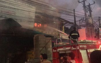 PENANGANAN: Sejumlah petugas Damkar Kota Sukabumi saat berupaya memadamkan api di satu unit toko material di Jalan RA. Kosasih, Kelurahan Cisarua, Kecamatan Cikole, Senin (27/5).(FT: BAMBANG/RADARSUKABUMI)