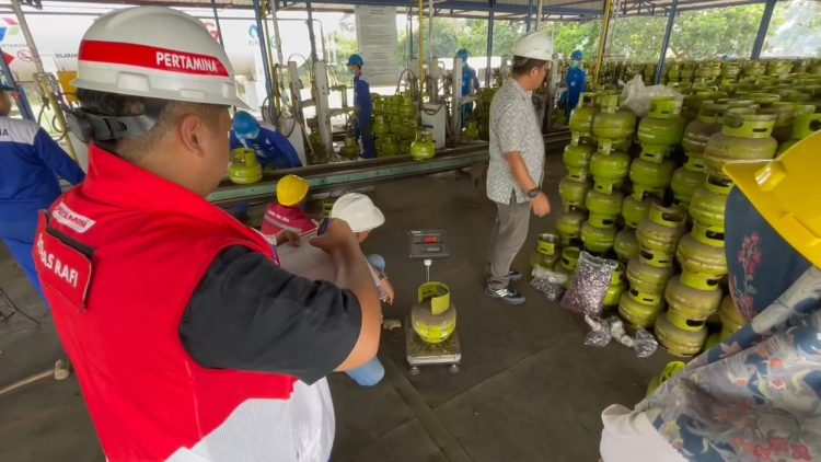 LAYANAN: PT Pertamina Patra Niaga RJBB melalui Sales Area Karawang memperkuat sinergi dengan UPTD Metrologi Legal Kabupaten Purwakarta dan Kabupaten Subang untuk meningkatkan pengawasan takaran isi tabung LPG, pada Rabu (29/5/2024).(ist)