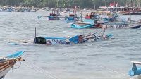 Penampakan Perahu Nelayan di Ujung Genteng Sukabumi Diterjang Ombak Besar