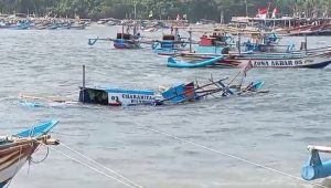 RUSAK PARAH : Suasana perahu nelayan di dermaga Ujung Genteng Ciracap saat diterjang ombak besar. (Tangkapan Layar)