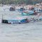RUSAK PARAH : Suasana perahu nelayan di dermaga Ujung Genteng Ciracap saat diterjang ombak besar. (Tangkapan Layar)