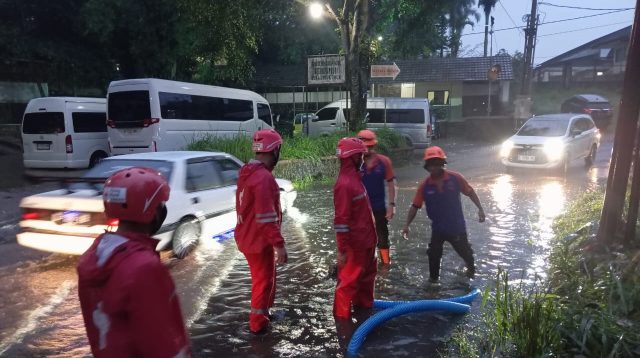 BANJIR LIMPASAN: Kondisi banjir limpasan yang terjadi di Jalan Arif Rahman Hakim, Kelurahan Benteng, Kecamatan Warudoyong, Kamis (16/5).(Foto: BAMBANG/RADARSUKABUMI)