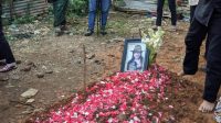 Almarhum Jhony Iskandar dimakamkan di pemakaman keluarga, Desa Leuwinutug, Citeureup, Kabupaten Bogor, Jawa Barat, Jumat (10/5/2024). (M Fikri Setiawan)