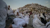 Jamaah haji dari berbagai negara melakanakan wukuf di Jabal Ramah, Arafah, Sabtu, 15 Juni 2024.-Sigid Kurniawan-Media Center Haji