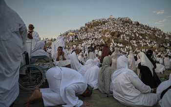 Jamaah haji dari berbagai negara melakanakan wukuf di Jabal Ramah, Arafah, Sabtu, 15 Juni 2024.-Sigid Kurniawan-Media Center Haji