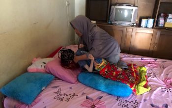 MEMPRIHATINKAN : Ibu Waqiah (55) saat memeluk anak bungsunya, Abdurahman (17) asal warga Kampung Lemah Duhur, RT 02/RW 11, Desa Margaluyu, Kecamatan Sukaraja, Kabupaten Sukabumi yang mengidap penyakit cerebral palsy, sejak lahir.(FOTO : DENDI/RADAR SUKABUMI)