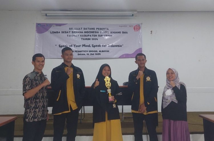 PRESTASI: Dua pelajar SMA Al Umanaa Boarding School berhasil lolos pada ajang Lomba Debat Bahasa Indonesia (LDBI) tingkat SMA se-Kabupaten Sukabumi. (ist)