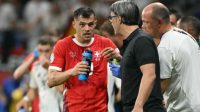 Pelatih Swiss Murat Yakin bersama Granit Xhaka pada laga Swiss vs Jerman di Frankfurt Arena, 23 Juni 2024. (AFP/Thomas Kienzle)