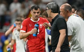 Pelatih Swiss Murat Yakin bersama Granit Xhaka pada laga Swiss vs Jerman di Frankfurt Arena, 23 Juni 2024. (AFP/Thomas Kienzle)