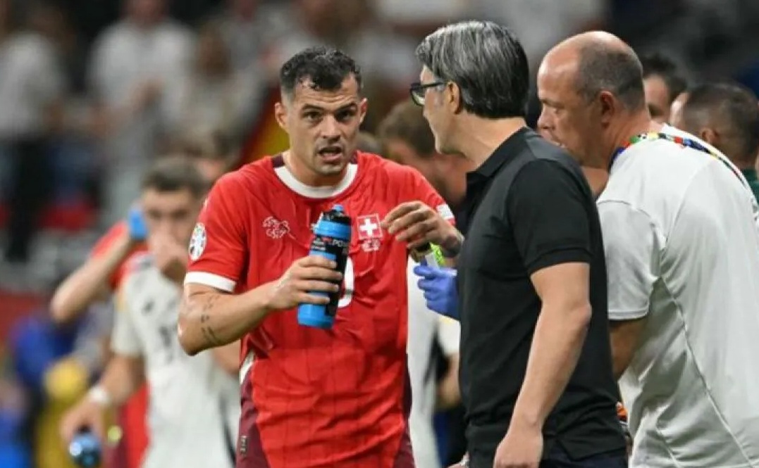 Pelatih Swiss Murat Yakin bersama Granit Xhaka pada laga Swiss vs Jerman di Frankfurt Arena, 23 Juni 2024. (AFP/Thomas Kienzle)