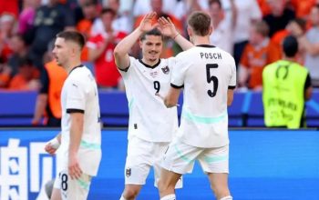 Selebrasi Marcel Sabitzer (tengah) setelah mencetak gol kemenangan Austria dalam laga pamungkas Grup D Piala Eropa 2024 di Olumpiastadion Berlin pada Selasa (25/6). (UEFA)