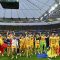 Para pemain dan staf Rumania merayakan kemenangan grup mereka di lapangan setelah pertandingan sepak bola Grup E UEFA Euro 2024 antara Slovakia dan Rumania di Frankfurt Arena di Frankfurt am Main pada 26 Juni 2024. (AFP/Javier Soriano)