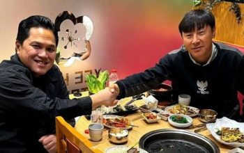 Ketua Umum PSSI Erick Thohir (kiri) bersama Pelatih Timnas Indonesia Shin Tae-yong (kanan) saling berjabatan tangan dalam sebuah kesempatan makan bersama yang diunggah oleh Erick Thohir melalui akun instagram pribadinya pada Kamis (25/4/2024). (Akun instagram @erickthohir)