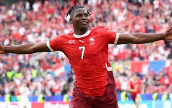 Selebrasi Breel Embolo setelah mencetak gol untuk Timnas Swiss dalam pertandingan Grup A melawan Hungaria di Stadion RheinEnergie, Koln pada Sabtu (15/6/2024). (Dok-UEFA)