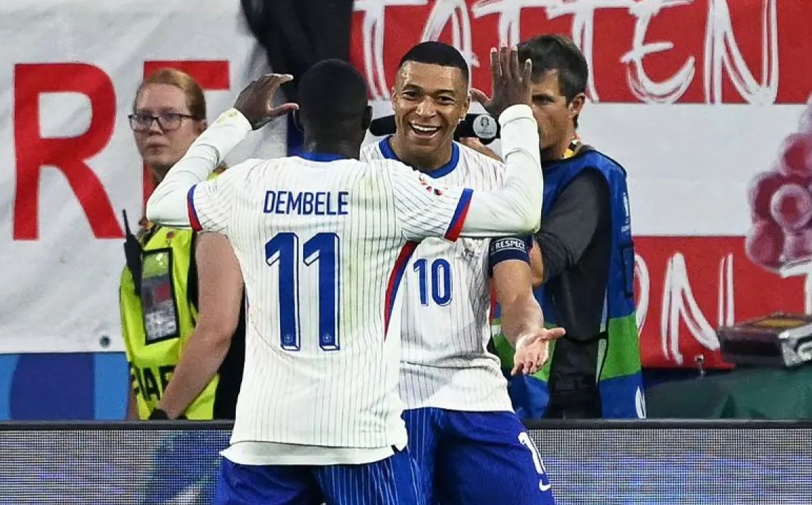 Penyerang Prancis Kylian Mbappe dan Ousmane Dembele merayakan gol dalam pertandingan sepak bola Grup D UEFA Euro 2024 antara Austria dan Prancis di Duesseldorf Arena di Duesseldorf, Senin (17/6/2024) waktu setempat.(AFP/Ozan Kose)
