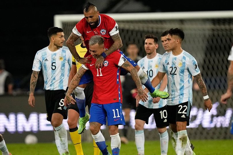 Selebrasi Eduardo Vargas dan Arturo Vidal, Argentina vs Chile, Copa America 2021 (c) AP Photo