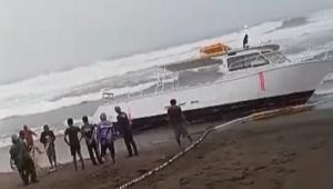 TERDAMPAR : Kapal perahu yang digunakan puluhan warga asing terdampar di Pantai Keusik Urug, Desa Buniasih, Kecamatan Tegalbuleud.