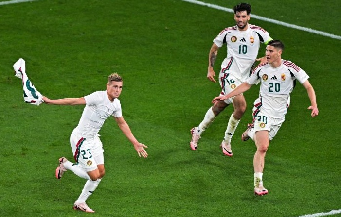 Penyerang Jerman Niclas Fuellkrug merayakan gol pertama timnya bersama rekan setimnya gelandang Jerman Leroy Sane selama pertandingan sepak bola Grup A UEFA Euro 2024 antara Swiss dan Jerman di Frankfurt Arena di Frankfurt am Main pada Minggu (23/6/2024). (AFP/Tobias Schwar)