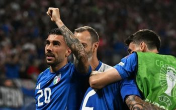 Penyerang Italia Mattia Zaccagni (kiri) merayakan dengan rekan satu timnya mencetak gol pertama timnya selama pertandingan sepak bola Grup B UEFA Euro 2024 antara Kroasia dan Italia di Stadion Leipzig di Leipzig, Senin (24/6/2024). (AFP/Gabriel Bouys)