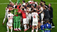 Para pemain timnas Turki merayakan kelolosan mereka ke babak knock-out Euro 2024 setelah memenangkan pertandingan terakhir Grup F melawan Republik Ceko di Volksparkstadion, Hamburg, pada 26 Juni 2024. (AFP/Christophe Simon)