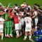 Para pemain timnas Turki merayakan kelolosan mereka ke babak knock-out Euro 2024 setelah memenangkan pertandingan terakhir Grup F melawan Republik Ceko di Volksparkstadion, Hamburg, pada 26 Juni 2024. (AFP/Christophe Simon)
