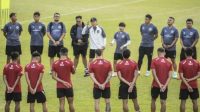 Pelatih Timnas Indonesia Shin Tae-yong (tengah) memberikan instruksi kepada para pemain saat sesi latihan di Lapangan A Gelora Bung Karno Senayan, Jakarta, Senin (9/10/2023). (Galih Pradipta)