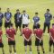 Pelatih Timnas Indonesia Shin Tae-yong (tengah) memberikan instruksi kepada para pemain saat sesi latihan di Lapangan A Gelora Bung Karno Senayan, Jakarta, Senin (9/10/2023). (Galih Pradipta)