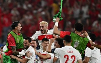 Para pemain Turki merayakan lolos ke babak sistem gugur pada akhir pertandingan sepak bola Grup F UEFA Euro 2024 antara Republik Ceko dan Turki di Volksparkstadion di Hamburg pada Rabu (26/6/2024). (AFP/Gabriel Bouys)