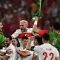 Para pemain Turki merayakan lolos ke babak sistem gugur pada akhir pertandingan sepak bola Grup F UEFA Euro 2024 antara Republik Ceko dan Turki di Volksparkstadion di Hamburg pada Rabu (26/6/2024). (AFP/Gabriel Bouys)