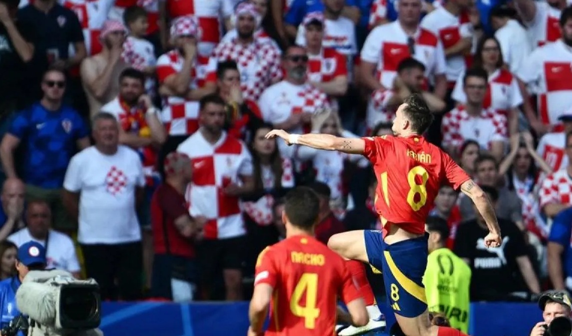 Gelandang Spanyol Fabian Ruiz (kanan) merayakan golnya yang turut memenangkan Spanyol dalam laga melawan Kroasia di Grup B Euro 2024 di Olympiastadion, Berlin, Sabtu (15/6/2024). (Christophe Simon)