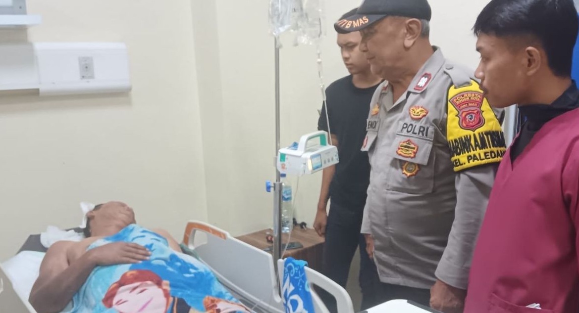 Aparat Polsek Bogor Tengah mengunjungi korban ledakan gas elpiji di RS Ummi Kota Bogor. (Polresta Bogor Kota)