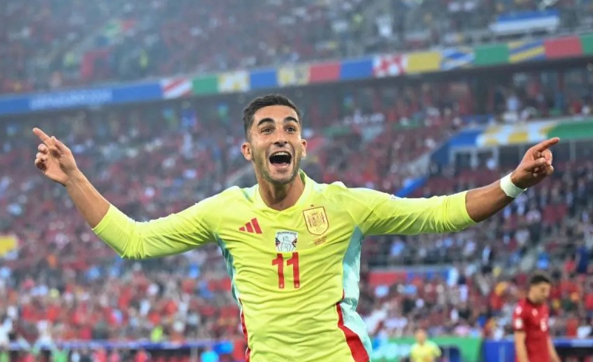 Penyerang Spanyol Ferran Torres merayakan mencetak gol pertama timnya selama pertandingan sepak bola Grup B UEFA Euro 2024 antara Albania dan Spanyol di Duesseldorf Arena di Duesseldorf pada Selasa (24/6/2024). (AFP/Patricia De Melo Moreira)