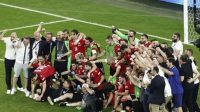 Para pemain Georgia merayakan keberhasilan mereka lolos ke fase gugur Euro 2024 setelah menumbangkan Portugal 2-0 dalam pertandingan Grup F di Arena AufSchalke di Gelsenkirchen pada 26 Juni 2024. (AFP/Kenzo Triboollard)