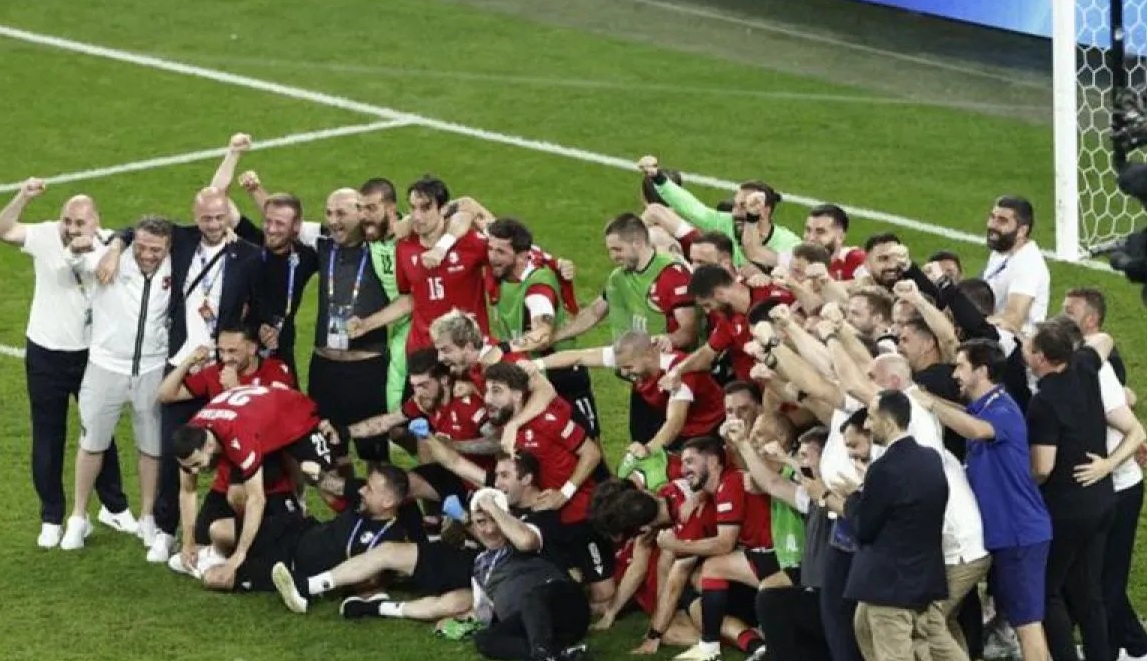 Para pemain Georgia merayakan keberhasilan mereka lolos ke fase gugur Euro 2024 setelah menumbangkan Portugal 2-0 dalam pertandingan Grup F di Arena AufSchalke di Gelsenkirchen pada 26 Juni 2024. (AFP/Kenzo Triboollard)