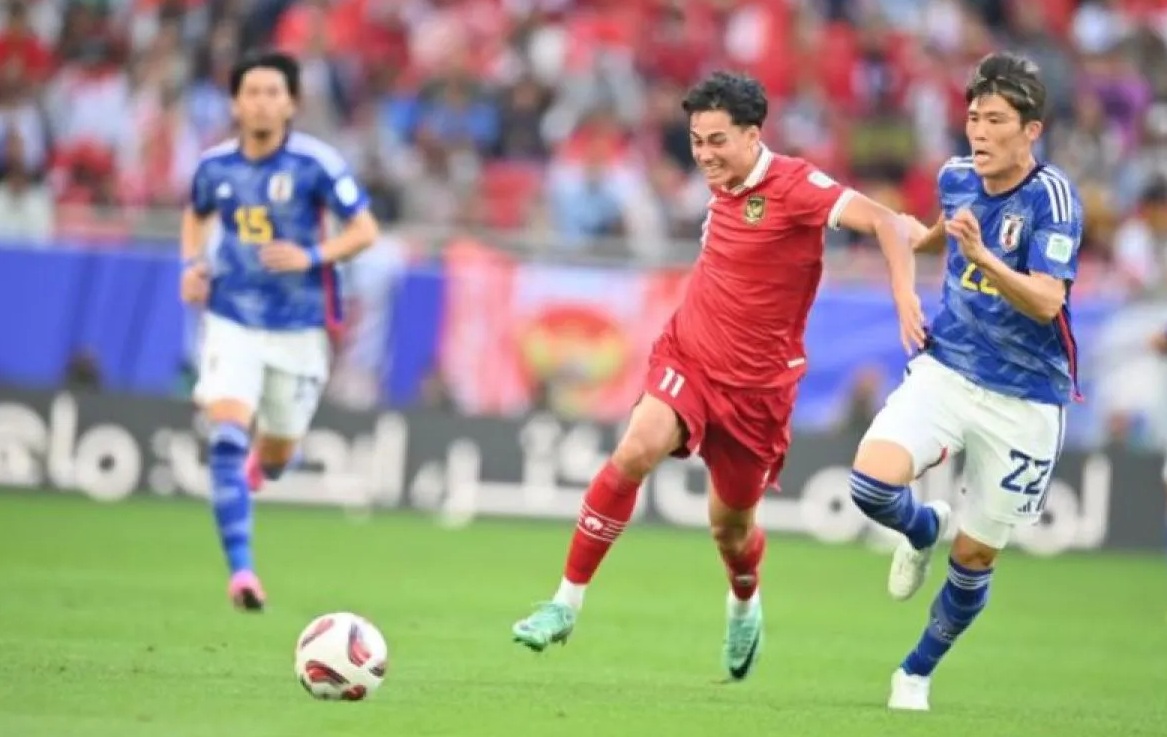 Pesepakbola Timnas Indonesia Rafael William Struick (tengah) menggiring bola dibayangi pemain Jepang Takehiro Tomiyasu (kanan) saat bertanding pada babak penyisihan grup D Piala Asia 2023 di Stadion Al Thumama, Doha, Qatar, Rabu (24/1/2024). (Yusran Uccang)