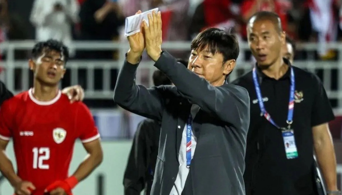 Pelatih Indonesia U23 Shin Tae-yong menyampaikan salut kepada penonton usai pertandingan perebutan tempat ketiga Piala Asia U23 antara Irak dan Indonesia di Stadion Abdullah Bin Khalifa di Doha, Kamis (2/5/2024). (AFP/Karim Jaafar)