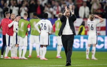 Pelatih Inggris, Gareth Southgate (c) AP Photo/Thanassis Stavrakis