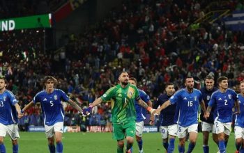 Matteo Darmian, Riccardo Calafiori, Gianluigi Donnarumma, Mattia Zaccagni, Bryan Christante, Gianluca Scamacca, Giovanni Di Lorenzo dan Davide Frattesi merayakan kemenangan Italia dalam pertandingan Grup B Euro 2024 melawan Albania di Stadion BVB, Dortmund, Jerman, Sabtu (15/6/2024). (AFP/Franck Fife)