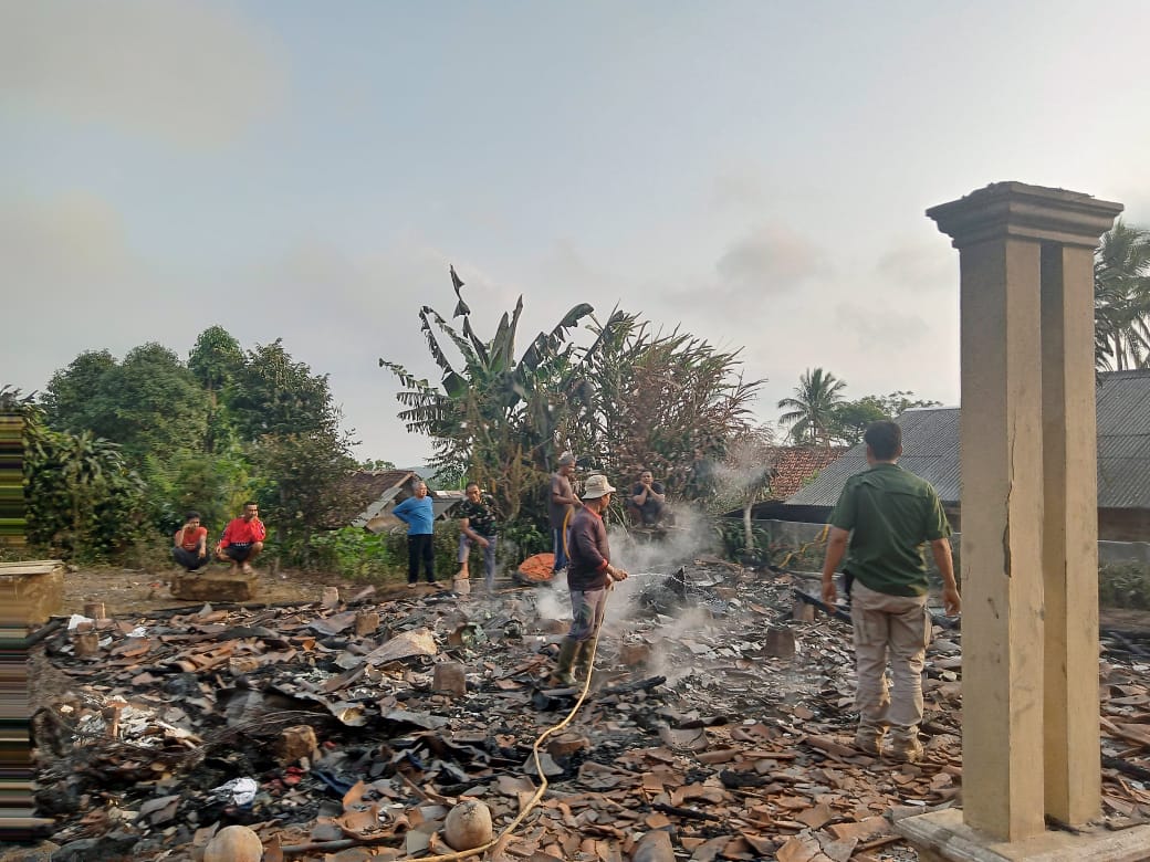 KEBAKARAN : Rumah warga di desa Cihaur, Kecamatan Simpenan Kabupaten Sukabumi hangus terbakar.