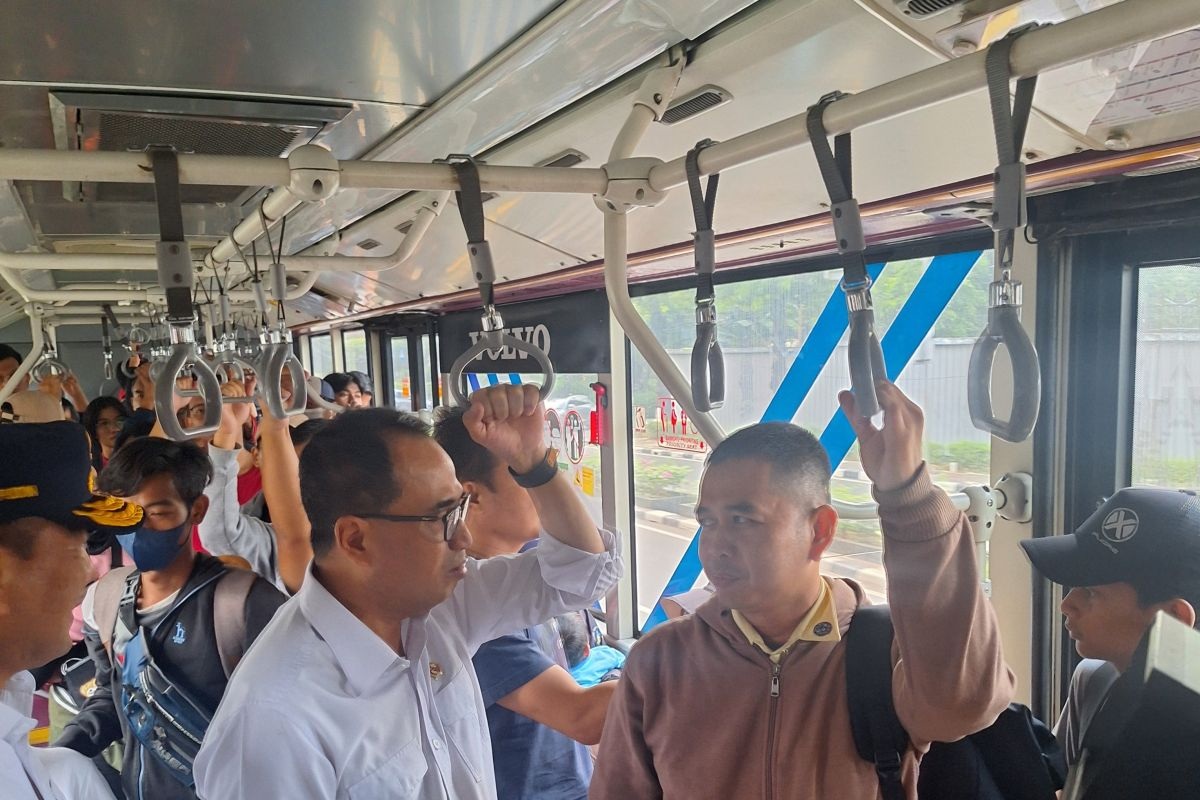 Menteri Perhubungan (Menhub) Budi Karya Sumadi meninjau transportasi massal, Transjakarta, di Jakarta, Minggu (9/6/2024). ANTARA/Martha Herlinawati Simanjuntak