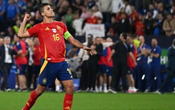 Gelandang timnas Spanyol, Rodri merayakan kemenangan La Roja atas Italia pada pertandingan kedua grup B Piala Eropa 2024 yang berlangsung di Arena AufSchalke, Gelsenkirchen, Jerman, Jumat dini hari WIB (21/6/2024). (AFP/Patricia).