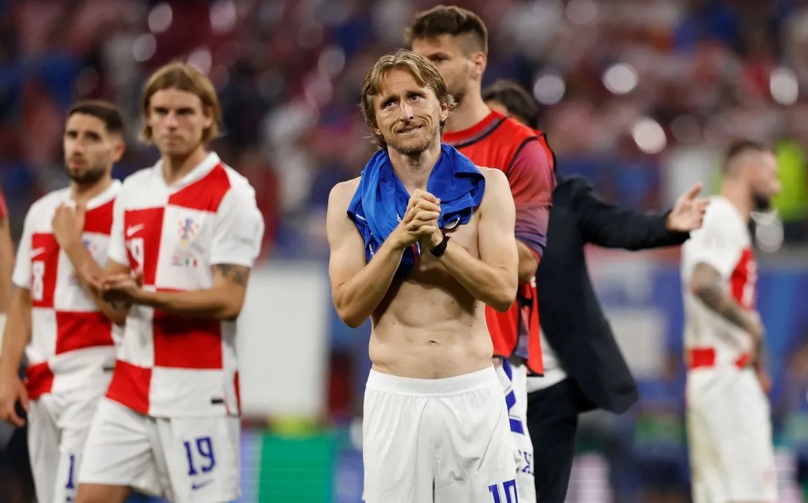 Gelandang Kroasia Luka Modric (tengah) bereaksi pada akhir pertandingan sepak bola Grup B UEFA Euro 2024 antara Kroasia dan Italia di Stadion Leipzig di Leipzig pada Senin (24/6/2024). (AFP/Odd Andersen)