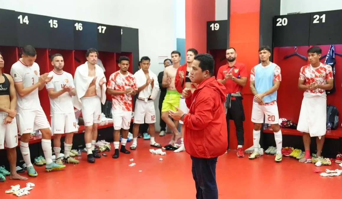 Ketua Umum PSSI, Erick Thohir memberikan ucapan selamat kepada skuad timnas Indonesia usai melaju ke babak ketiga Kualifikasi Piala Dunia 2026 zona Asia di Stadion Gelora Bung Karno, Jakarta, Selasa (11/06/2024). (HO-PSSI)
