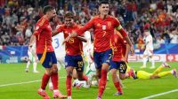 Skuad Spanyol merayakan own goal Riccardo Calafiori di laga kontra Italia, Euro 2024 (c) AP Photo/Martin Meissner