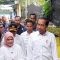 Ibu Negara Iriana dan Presiden Joko Widodo berjalan kaki menuju Posyandu Kusumawijaya, Kelurahan Kebon Pedes, Kota Bogor untuk meninjau penanganan stunting, Selasa (11/6/2024). (Shabrina Zakaria)