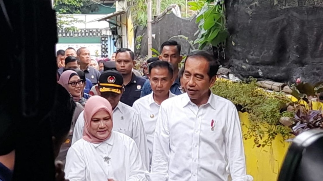 Ibu Negara Iriana dan Presiden Joko Widodo berjalan kaki menuju Posyandu Kusumawijaya, Kelurahan Kebon Pedes, Kota Bogor untuk meninjau penanganan stunting, Selasa (11/6/2024). (Shabrina Zakaria)