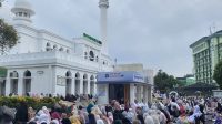 Suasana shalat Idul Adha di Masjid Al-Azhar, Kebayoran Baru, Jakarta Selatan, Minggu (16/6/2024). (Fath Putra Mulya)